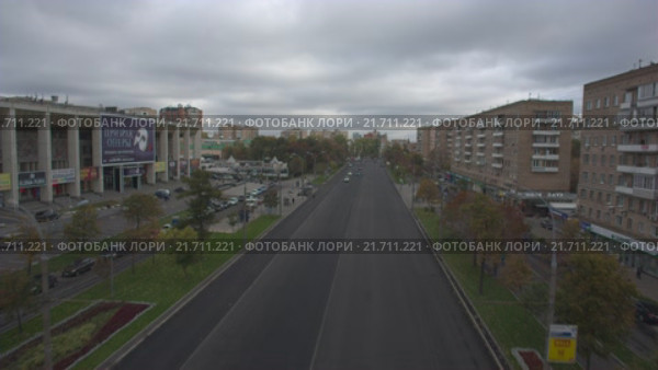 Полет вдоль Комсомольского проспекта на уровне автомобилей с вылетом на панораму Москвы. RAW. Редакционное видео, видеограф Евгений Ковалев / Фотобанк Лори