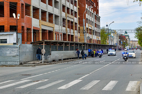 Полицейские автомобили и мотоциклы сопровождения на улицах города. Тюмень (2017 год). Редакционное фото, фотограф Александр Тараканов / Фотобанк Лори
