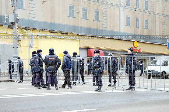 Полицейские перекрыли улицу в Москве (2015 год). Редакционное фото, фотограф stargal / Фотобанк Лори