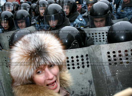 Полицейские в защитных шлемах со щитами на охране митинга (2007 год). Редакционное фото, фотограф Борис Кавашкин / Фотобанк Лори