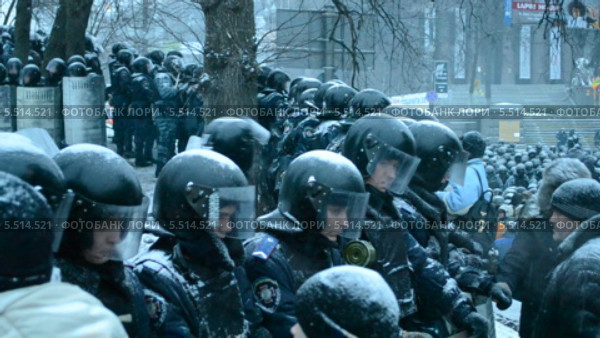 Полицейский кордон возле стадиона им. Лобановского (2014 год). Редакционное видео, видеограф FMRU / Фотобанк Лори