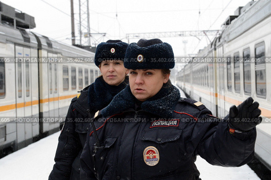 Полицейский наряд патрулирует на платформе с пригородными электропоездами в Калуге (2016 год). Редакционное фото, фотограф Free Wind / Фотобанк Лори