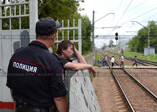 Полицейский разговаривает с нетрезвым гражданином на железнодорожной платформе (2016 год). Редакционное фото, фотограф Free Wind / Фотобанк Лори