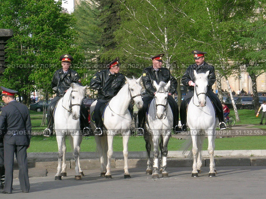 Полиция на лошадях в городе, 2004. Редакционное фото, фотограф Мария Сергеева / Фотобанк Лори