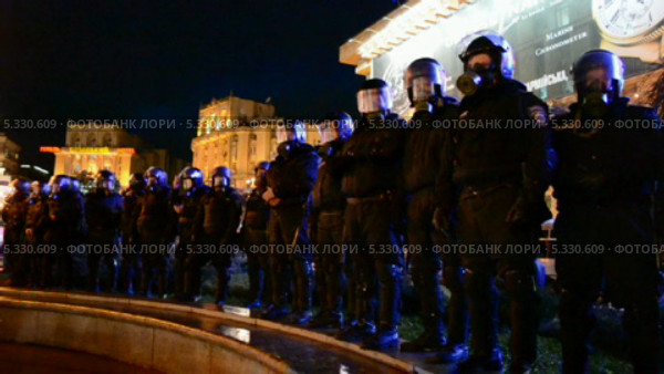 Полиция во время митинга на Крещатике ("Евромайдан") в связи с приостановкой рассмотрения вопроса об ассоциации Украины с Евросоюзом. Киев, 29.11.13 (2013 год). Редакционное видео, видеограф FMRU / Фотобанк Лори