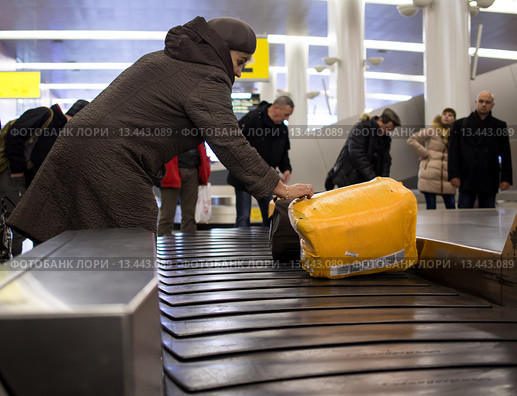 Получение багажа (2015 год). Редакционное фото, фотограф Вячеслав Палес / Фотобанк Лори