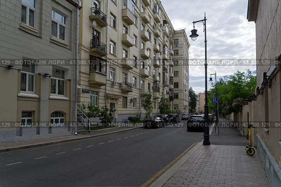 Померанцев переулок. Москва, облачный день в конце мая. (2024 год). Редакционное фото, фотограф Сергей Рыбин / Фотобанк Лори