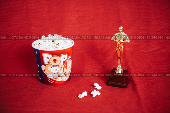 popcorn oscar statuette red fabric. Стоковое фото, агентство Ingram Publishing / Фотобанк Лори