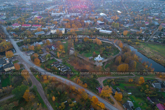 Порховская крепость в городской панораме осенним вечером. Порхов, Россия (2018 год). Стоковое фото, фотограф Виктор Карасев / Фотобанк Лори