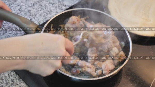 Pork and onion cut to little pieces being roast in the pan. Стоковое видео, видеограф Яков Филимонов / Фотобанк Лори