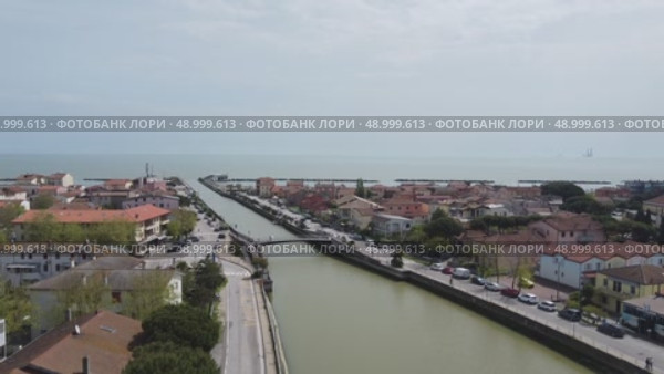 Porto Reno Channel bridge, Casalborsetti, Ravenna, Italy. Drone view footage. Стоковое видео, видеограф Jose Leonardo Marino Coronado / Фотобанк Лори