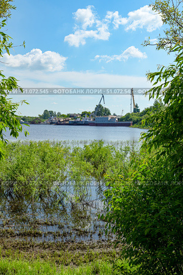 Портовые краны на реке Туре. Город Тюмень. Стоковое фото, фотограф Александр Тараканов / Фотобанк Лори