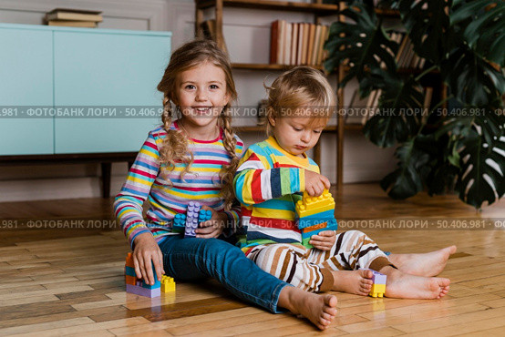 portrait childrens playing 4. Стоковое фото, агентство Ingram Publishing / Фотобанк Лори