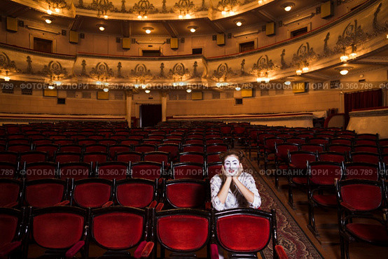 portrait female mime sitting chair. Стоковое фото, агентство Ingram Publishing / Фотобанк Лори