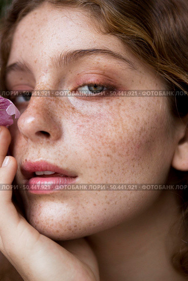 portrait freckled woman close up. Стоковое фото, агентство Ingram Publishing / Фотобанк Лори