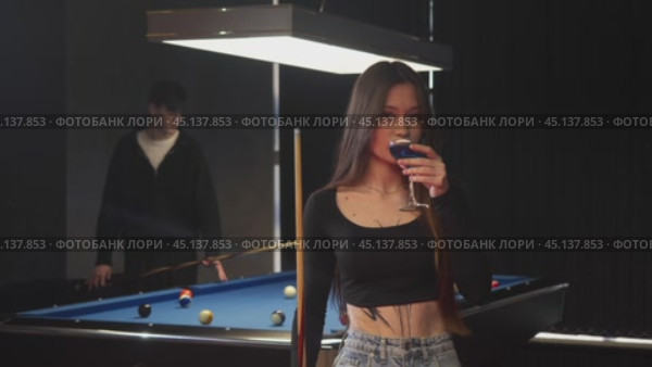 Portrait of a beautiful girl preparing to play billiards with her friend. Стоковое видео, видеограф Strunov David / Фотобанк Лори