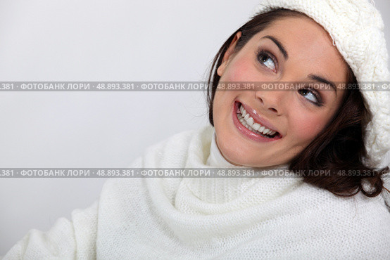 Portrait of a blissful woman in white. Стоковое фото, агентство Ingram Publishing / Фотобанк Лори
