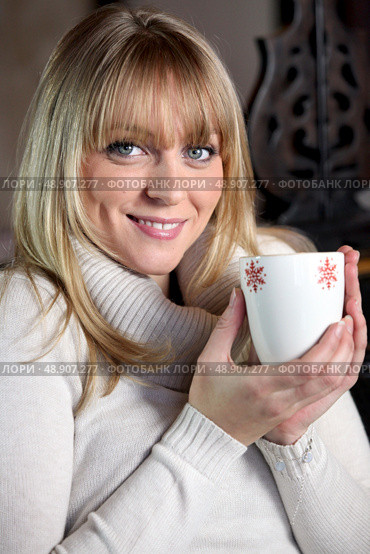 Portrait of a blonde woman drinking a hot drink. Стоковое фото, агентство Ingram Publishing / Фотобанк Лори