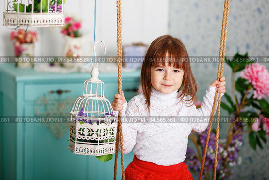 Portrait of a cute little girl in the interior with Shabby Chic decor. Стоковое фото, фотограф Nataliia Zhekova / Фотобанк Лори