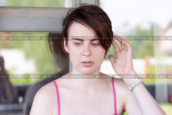 Portrait of a girl scratching her head thoughtfully. Стоковое фото, фотограф Татьяна Дворецкая / Фотобанк Лори