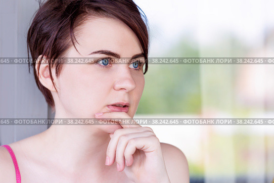Portrait of a girl, thoughtfully putting her finger to her chin. Стоковое фото, фотограф Татьяна Дворецкая / Фотобанк Лори