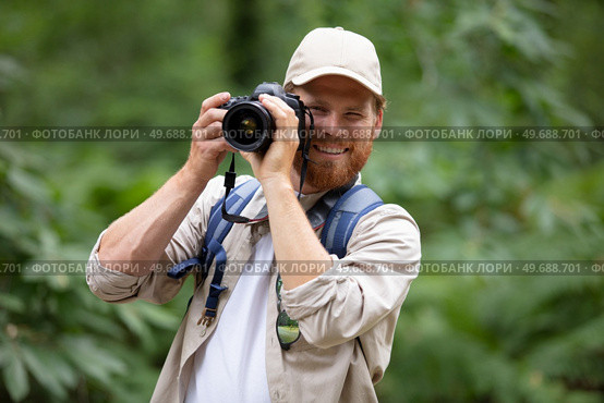 portrait of a man holding a dslr camera. Стоковое фото, агентство Ingram Publishing / Фотобанк Лори