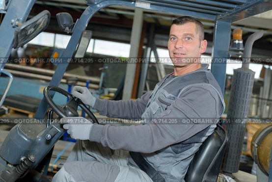 portrait of a man man driving a forklift. Стоковое фото, агентство Ingram Publishing / Фотобанк Лори