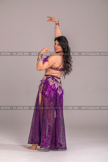 Portrait of a young attractive brunette woman in oriental dance costume. Стоковое фото, фотограф Андрей Аркуша / Фотобанк Лори