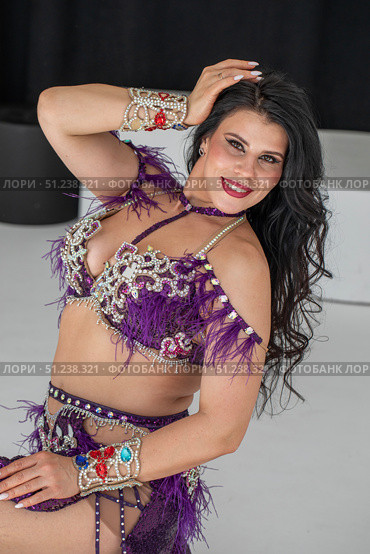 Portrait of a young attractive brunette woman in oriental dance costume. Стоковое фото, фотограф Андрей Аркуша / Фотобанк Лори