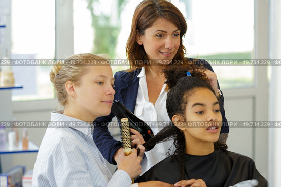portrait of an apprentice hairdresser at work. Стоковое фото, агентство Ingram Publishing / Фотобанк Лори