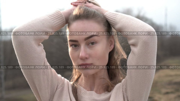 Portrait of Attractive Smiling Caucasian Ethnicity Woman in Urban Environment. Стоковое видео, видеограф Серёга / Фотобанк Лори