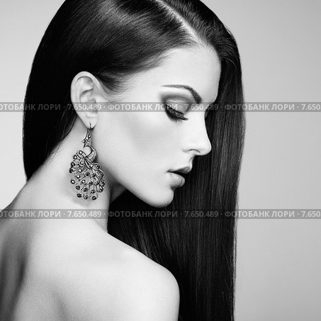 Portrait of beautiful brunette woman with earring. Стоковое фото, агентство Ingram Publishing / Фотобанк Лори