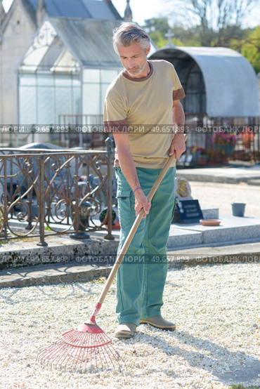 portrait of council caretaker at work. Стоковое фото, агентство Ingram Publishing / Фотобанк Лори