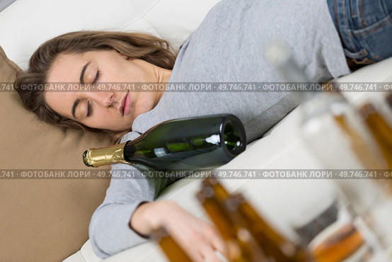 portrait of drunken woman sleeping. Стоковое фото, агентство Ingram Publishing / Фотобанк Лори