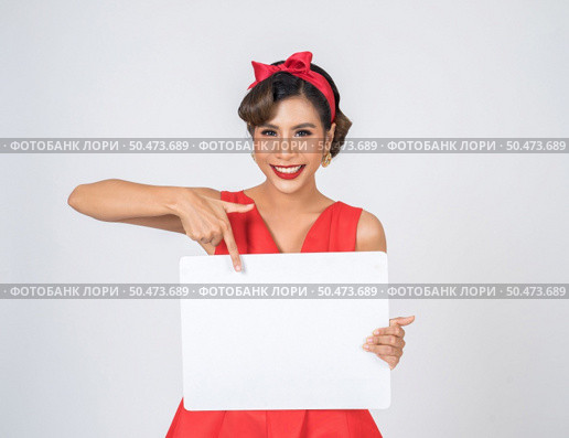 Portrait of fashion woman displaying white banner. Стоковое фото, агентство Ingram Publishing / Фотобанк Лори