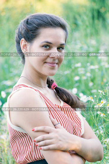 Portrait of girl in a chamomile field. Стоковое фото, фотограф Володина Ольга / Фотобанк Лори