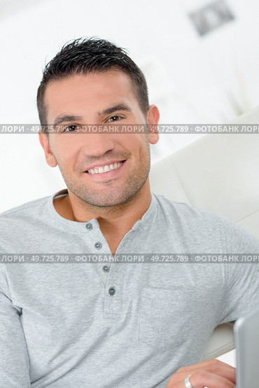 portrait of handsome young man smiling at home. Стоковое фото, агентство Ingram Publishing / Фотобанк Лори