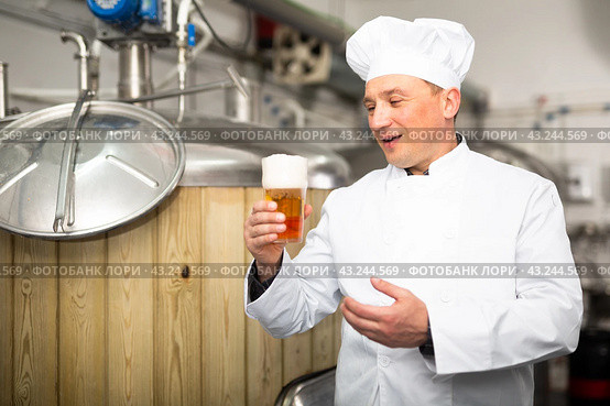 Portrait of man brewmaster with glass of beer. Стоковое фото, фотограф Яков Филимонов / Фотобанк Лори