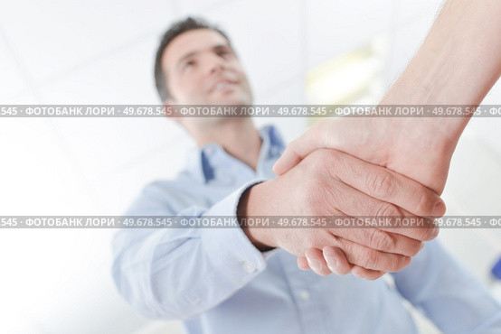 portrait of man shaking hand. Стоковое фото, агентство Ingram Publishing / Фотобанк Лори