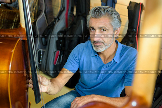 portrait of man with double bass. Стоковое фото, агентство Ingram Publishing / Фотобанк Лори