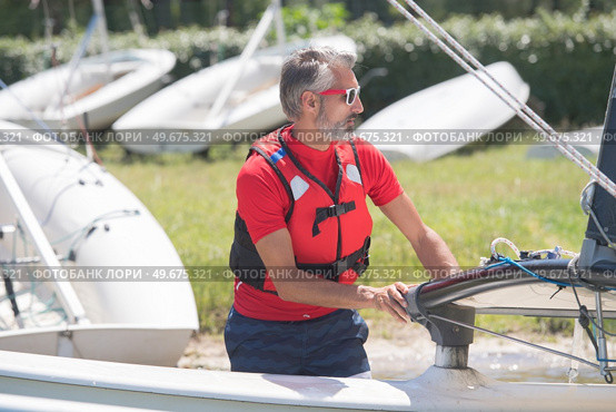 portrait of mature sportsman near catamaran. Стоковое фото, агентство Ingram Publishing / Фотобанк Лори