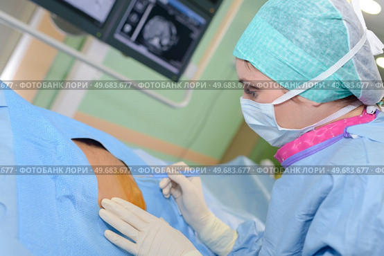 portrait of nurse removing a tumor. Стоковое фото, агентство Ingram Publishing / Фотобанк Лори