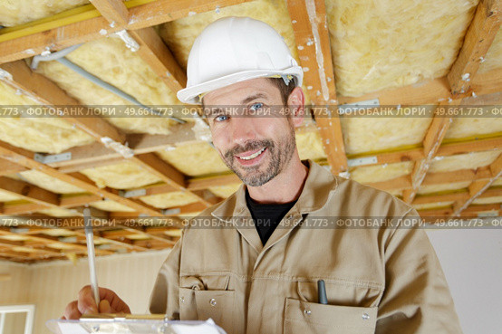 portrait of outgoing male holding clipboard. Стоковое фото, агентство Ingram Publishing / Фотобанк Лори