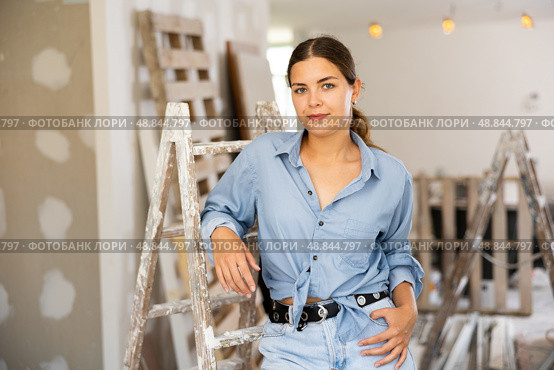 Portrait of positive young woman next to a stepladder in renovated room. Стоковое фото, фотограф Яков Филимонов / Фотобанк Лори