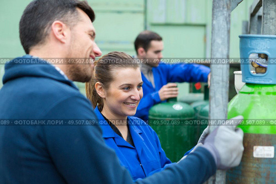 portrait of pressurize container workers. Стоковое фото, агентство Ingram Publishing / Фотобанк Лори