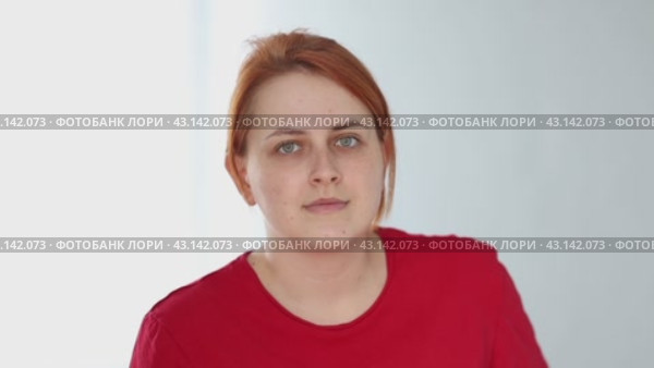 Portrait of serious Caucasian young woman with dyed red hair. Стоковое видео, видеограф Владимир Григорьев / Фотобанк Лори
