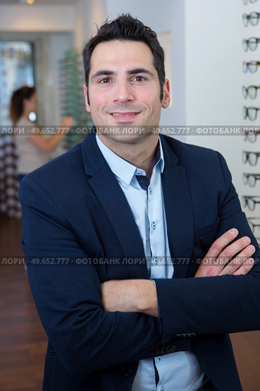 portrait of suited businessman in opticians. Стоковое фото, агентство Ingram Publishing / Фотобанк Лори