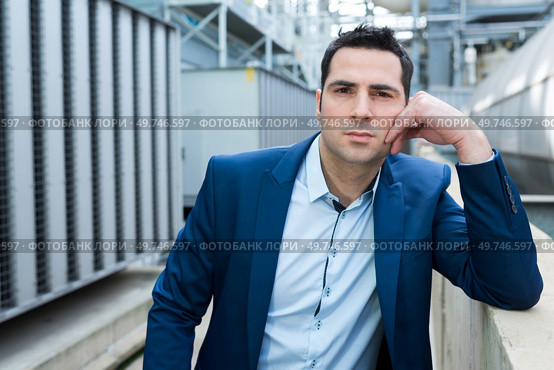 portrait of suited man on industrial site. Стоковое фото, агентство Ingram Publishing / Фотобанк Лори