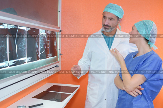 portrait of two medics discussing xrays. Стоковое фото, агентство Ingram Publishing / Фотобанк Лори