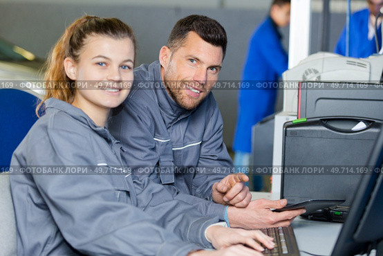 portrait of two workersin factory. Стоковое фото, агентство Ingram Publishing / Фотобанк Лори